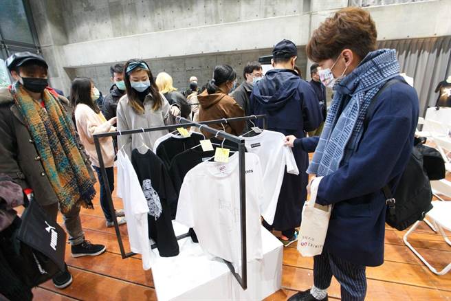 實踐大學設計學院攜手博楓科技，聯手打造「實踐 T ● 0 元創業」培育計畫，今(30)舉行啟動茶會，學生展示燙畫製作技術來設計T恤圖案。(陳信翰攝)