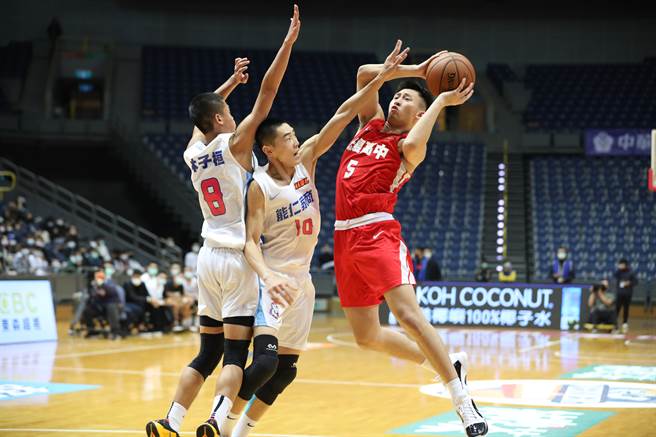 光復高中陳將双（右）今天繳出27分、8籃板、7助攻、5抄截全面數據。（大會提供）