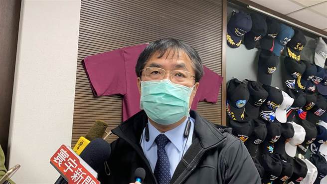台南市长黄伟哲强调一切以防疫为优先。（曹婷婷摄）