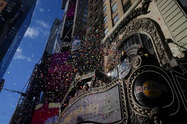 虽然新冠疫情仍旧相当严峻，纽约时代广场上方仍「试洒」彩色纸屑，为即将到来的跨年倒数活动预作准备。(路透)