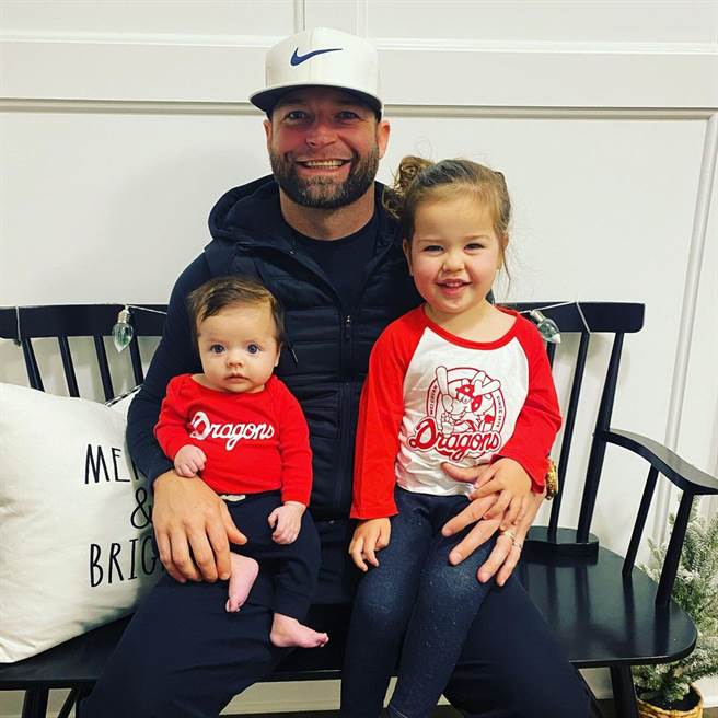 前富邦悍将伍铎明年将效力味全龙，小孩也穿上龙队衣服。（截自伍铎IG）