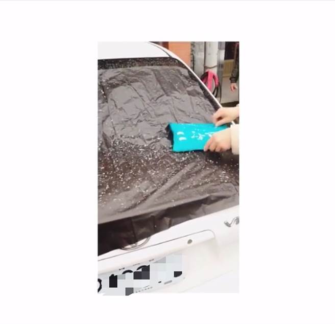 图为2016年的霸王级寒流，让半个台湾出现下雪、冰霰的奇景。(图/罗心妤翻摄)