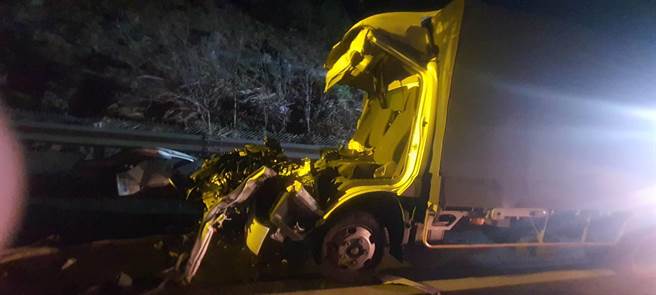 国3南下139公里处30日晚间发生小货车追撞大货车事故，小货车车头全部削平。（苗栗县消防局第2大队提供／谢明俊苗栗传真）