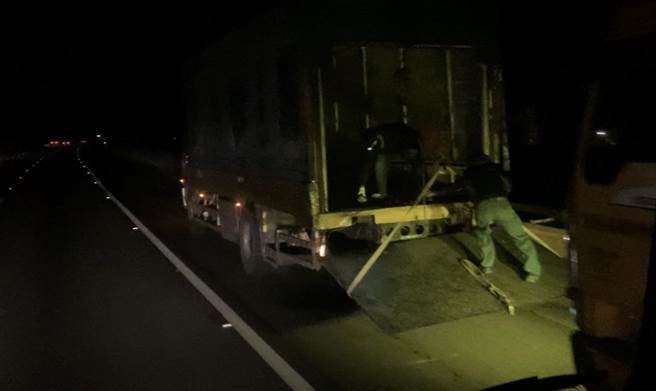 国3南下139公里处30日晚间发生小货车追撞大货车事故，遭撞大货车并无大碍。（苗栗县消防局第2大队提供／谢明俊苗栗传真）