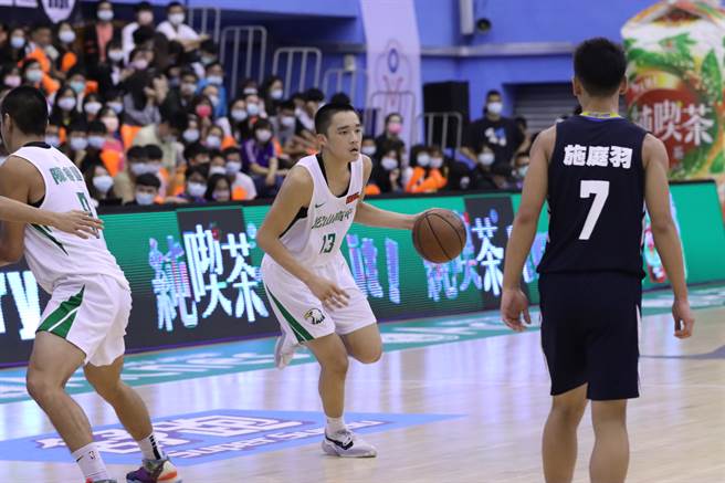 松山高中林韦恺（中）单节14分，高雄复赛首战助队逆转高苑。（资料照／大会提供）