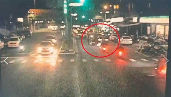 3匪倒车撞警影片曝光 警开11枪还击 歹徒死巷弃车1死（翻摄画面）