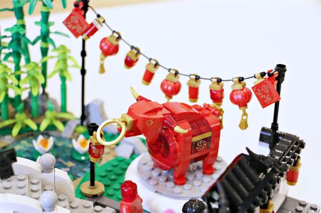 LEGO 2021新年盒组80107新春元宵灯会，庭园建筑中有不少元宵节灯笼。（黄慧雯摄）