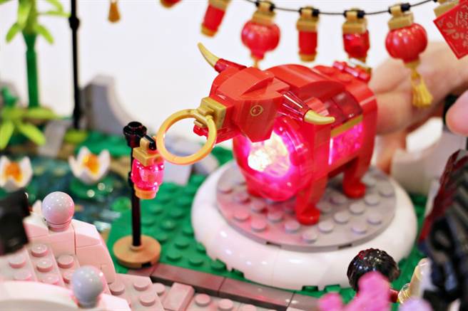 LEGO 2021新年盒组80107新春元宵灯会，造型牛灯笼运用发光砖，别有趣味。（黄慧雯摄）