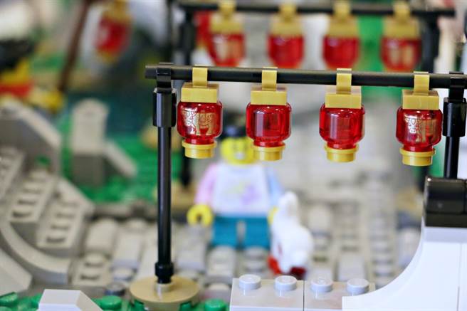 LEGO 2021新年盒组80107新春元宵灯会，庭园建筑中有不少元宵节灯笼，有的还印上牛的图案，相当应景，细节丰富。（黄慧雯摄）