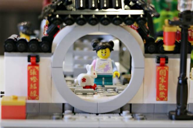 LEGO 2021新年盒组80107新春元宵灯会，庭园建筑的风格近似缩小版的自由广场（旧称中正纪念堂）。（黄慧雯摄）