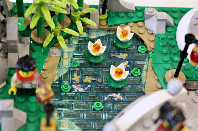 LEGO 2021新年盒组80107新春元宵灯会，庭园内池塘运用了透明砖来表现，栩栩如生。（黄慧雯摄）