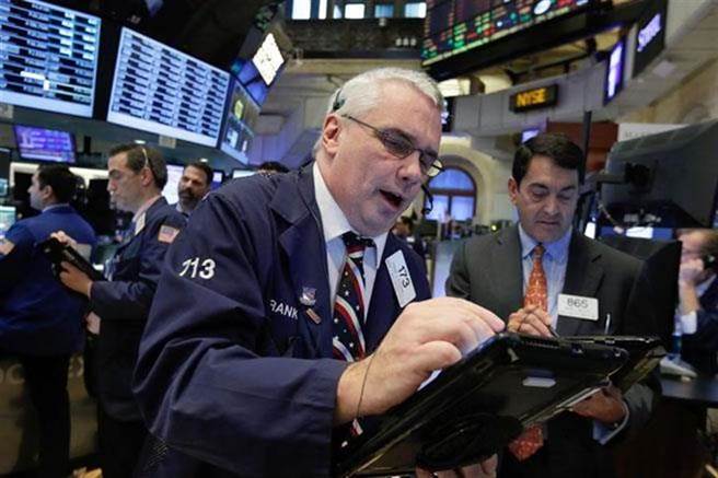 美纾困支票本周进帐，再加上英批准牛津疫苗，美股开盘涨逾百点。(美联社资料照)
