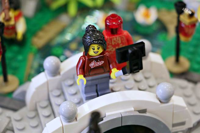 LEGO 2021新年盒组80107新春元宵灯会，包含趣味的自拍杆积木，符合灯会中人人都爱自拍的潮流。（黄慧雯摄）
