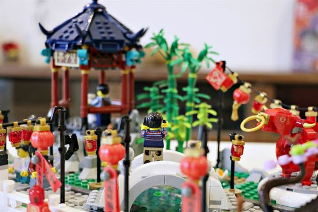 LEGO 2021新年盒组80107新春元宵灯会，庭园中也有漂亮的竹林，适合拍照留念。（黄慧雯摄）

