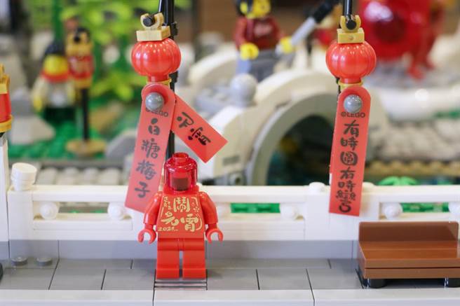 LEGO 2021新年盒组80107新春元宵灯会附有特别的「闹元宵」人偶。（黄慧雯摄）
