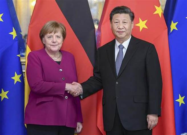 中欧领导人共同宣布如期完成中欧投资协定谈判。图为习近平与德国总理梅克尔资料照。（人民日报）