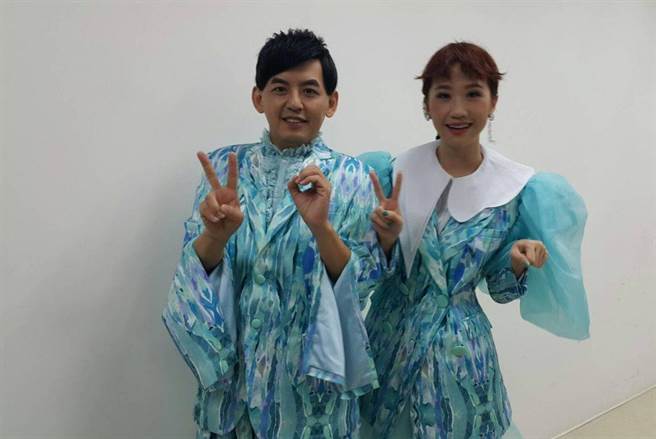 黃子佼（左）與LULU各有禦寒妙招。（吳維書攝）