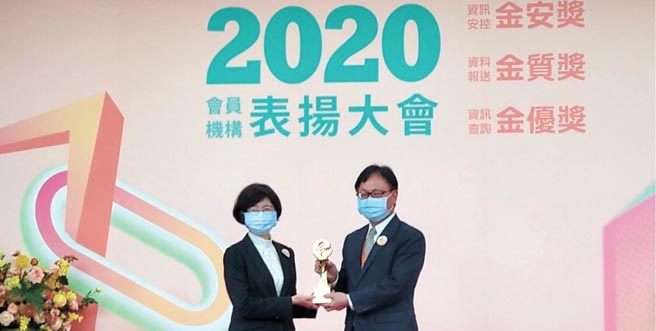 華南銀行榮獲聯徵中心頒發「金優獎」肯定，華銀總經理張振芳（右）代表接受銀行局局長莊琇媛（左）頒獎表揚。 圖／華南銀行提供