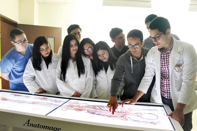 看好AI×智慧医学大未来，义大鼓励师生跨域创新，竞逐全球。图／义守大学提供