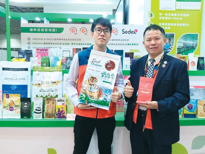 喜美包装创办人叶时庆（右）、品保部副理叶信宏（左）共同推荐平底口袋式夹链袋在商品展示与陈列上有利于虏获消费者目光，增加购买意愿。图／黄台中