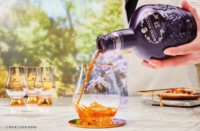 獨獻台灣層峰人士極致收藏，「皇家禮炮」全球首度推出「皇家神獸獅王公杯」，以獅王之尊酒逢知己，邀君共享威士忌之王頂級醇酒，共享成就榮耀。杯口金漆縈繞，蟄伏在杯底的立體獅王肖像以琉璃打造，獅頭上栩栩如生的肌理與鬃毛精琢入神，充分演繹了獅王的威嚴和霸氣，彰顯那天生不被馴服的王者氣質。圖／業者提供