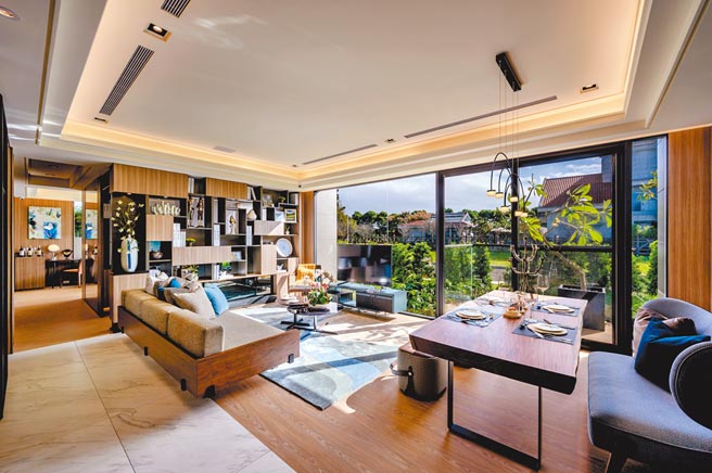 三三筑大「半九十」Cliff Villa，6米宽的落地窗，收藏日光景致。图／三三筑大提供