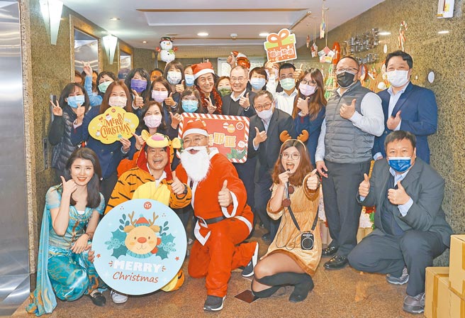 永丰金控举办「低碳耶诞嘉年华」，永丰金控董事长陈思宽（二排右六）等人勉励布置杰出单位。图／永丰金控提供
