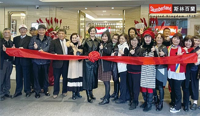 家家国际设计开发总经理谢淑珍（左六）与嘉宾们共同欢庆斯林百兰台北安和旗舰店开幕。图／家家国际提供