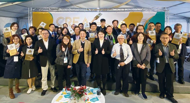 工业局主秘陈佩利（前排左六）、中卫中心执行副总詹伟正（前排左五）与创意生活产业协盟会长郑美淑、副会长龚俊逸及业者代表合影。图╱陈宗庆