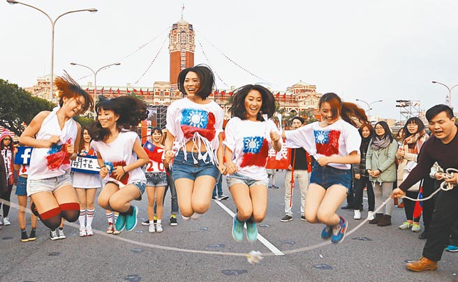 立法院上周三读《民法》修正案，将「成年」年龄下修至18岁。图为总统府前的青年学子。（本报资料照片）