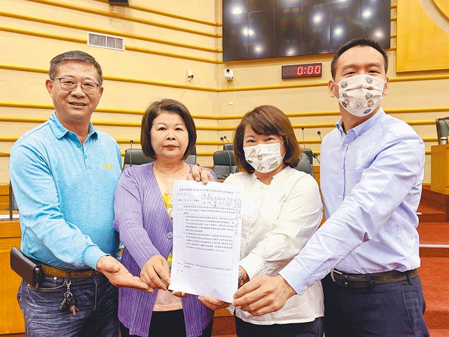 嘉义市议会29日通过释宪声请提案，嘉义市长黄敏惠（右二）强调一定配合声请释宪，还要中央不要行政怠惰。（嘉义市政府提供／吕妍庭嘉义传真）