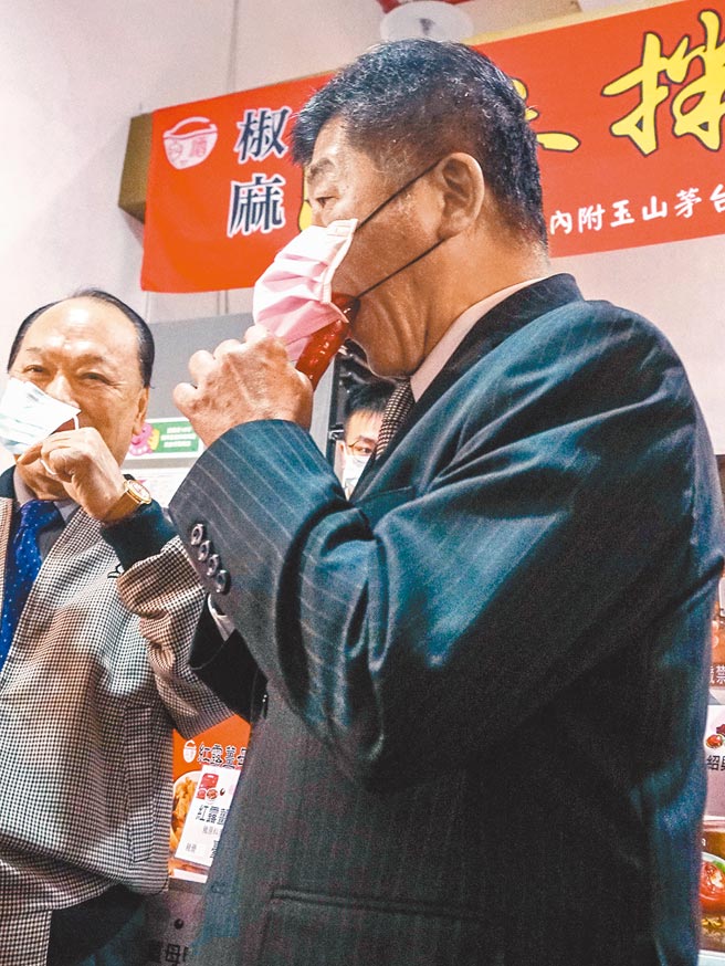 卫福部长陈时中昨前往产地标示试办区宜兰酒厂访视，他在不拿下口罩的情况下品尝红麴香肠。（李忠一摄）