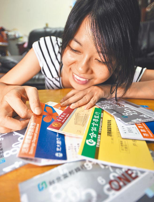 民法修改后，满18岁不须法定代理人，就可在银行开户、申办信用卡及贷款。（本报资料照片）