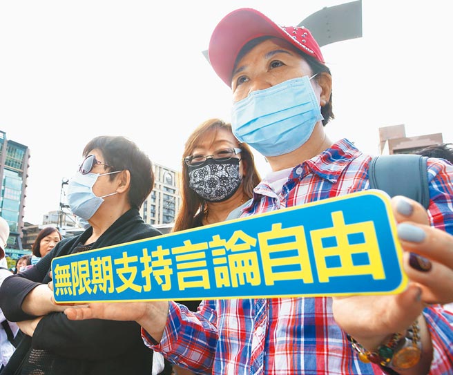 台湾民意基金会昨天公布民调，44％民眾不满意蔡政府维护新闻自由的表现，。基金会董事长游盈隆认为，「这当然和关中天事件脱离不了关系」。（陈怡诚摄）