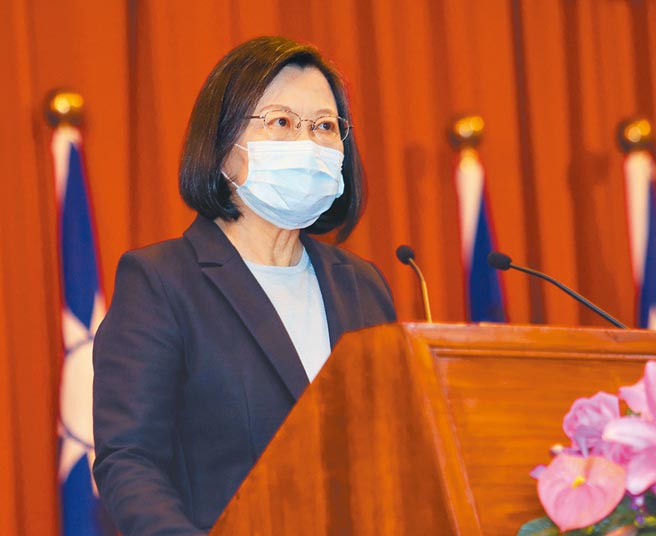 台湾民意基金会昨天公布民调，与11月相比，赞同蔡英文总统处理国家大事方式者减少2.4个百分点，不赞同者增加5.2个百分点，两者只差16.5个百分点，比上个月减少7.6个百分点。基金会董事长游盈隆表示，蔡总统整体声望明显下滑，显示其第二任蜜月期已经在2020年12月结束。（陈怡诚摄)