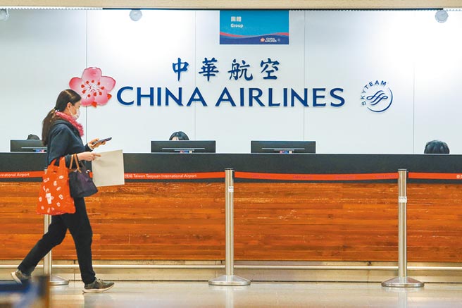 英国变种新冠病毒肆虐，考量疫情状况及机组员隔离措施，华航宣布取消2021年1月台北往返伦敦所有航班。图为桃园机场第一航厦内空荡荡的华航柜台。（陈麒全摄）