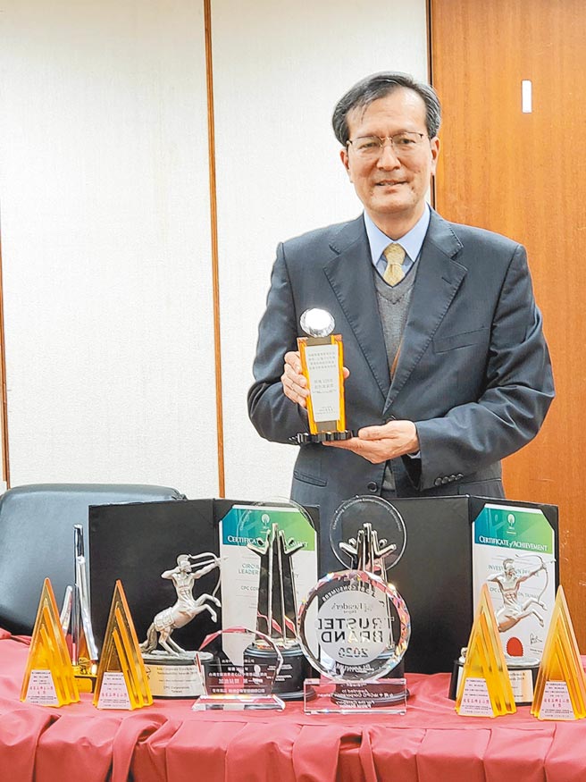 面对疫情，中油今年仍抢下减碳、永续等多个奖项，发言人张瑞宗昨欣喜展示主要奖牌。（图：中油提供）