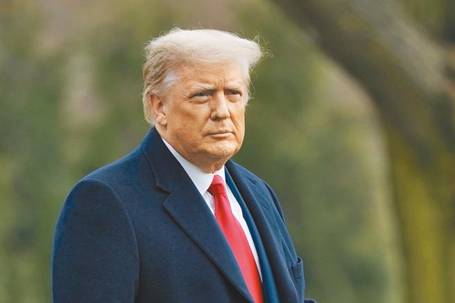 美国总统川普12日在华盛顿白宫的南草坪行走。（美联社）
