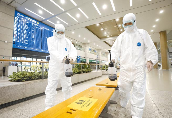 南韩29日通报过去24小时新增40人染疫死亡，创单日新高。图为南韩仁川国际机场加强消毒。（美联社）