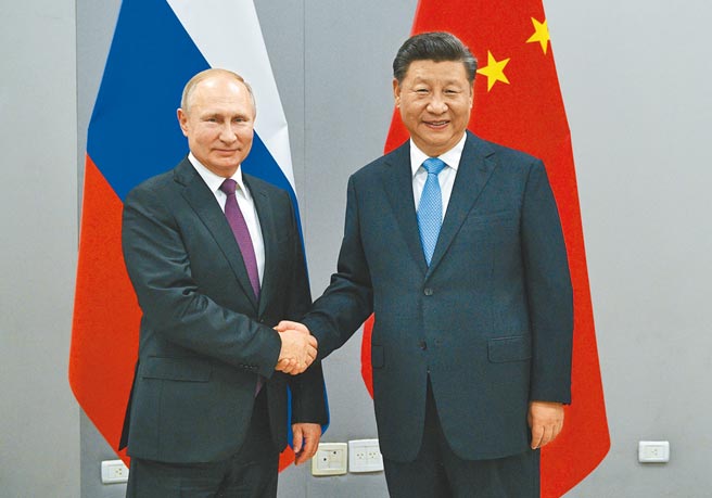 2019年12月12日，俄罗斯总统普丁（左）和中国国家主席习近平在巴西第十一届金砖国家首脑会议握手。（美联社）