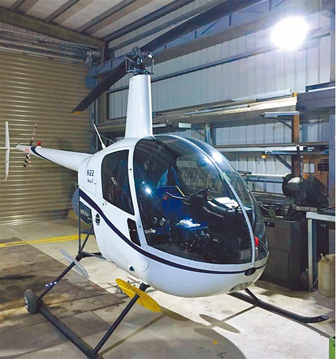 士林地检署根据民航局提供的资料，在桃园龟山仓库，查扣陈男拥有的R22直升机。（士林地检署提供／陈鸿伟台北传真）