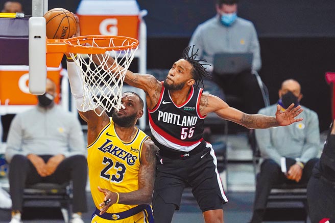 湖人「小皇帝」詹姆斯（左）被拓荒者瓊斯從後方賞了一記麻辣火鍋。（美聯社）