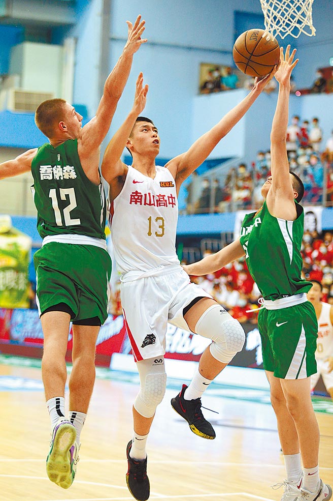 HBL高中篮球甲级联赛今天起在高雄巨蛋、高雄中学体育馆进行男子组复赛与女子组预赛。图为南山高中与松山高中之战。（本报资料照片）