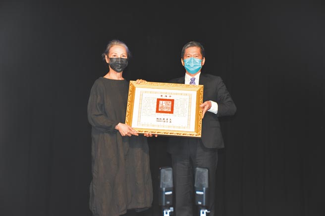 东华大学昨举办杨牧追思音乐会，文化部长李永得（右）亲临现场感谢杨牧对台湾文坛的贡献，并颁赠总统褒扬令予杨牧妻子夏盈盈（左）。（罗亦晽 摄）