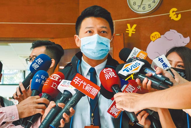 台中市交通局长叶昭甫29日指出，台中捷运绿线36个车厢，连结器轴心将全数更换。（黄国峰摄）