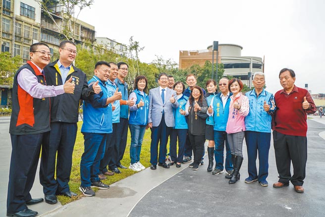 竹东之心中兴河道水岸及城镇步行空间再造计画工程峻工，县长杨文科（中）等人热闹剪彩后启用。（罗浚滨摄）