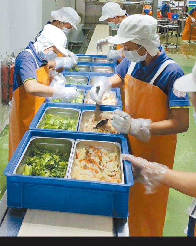 團膳業者備餐。（高姓團膳業者提供／黃婉婷桃園傳真）
