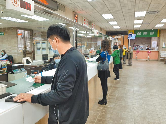 「水果之乡」台中东势农产收益爆大量，梨农荷包满满，东势区农会存款较去年暴增7亿元。（王文吉摄）