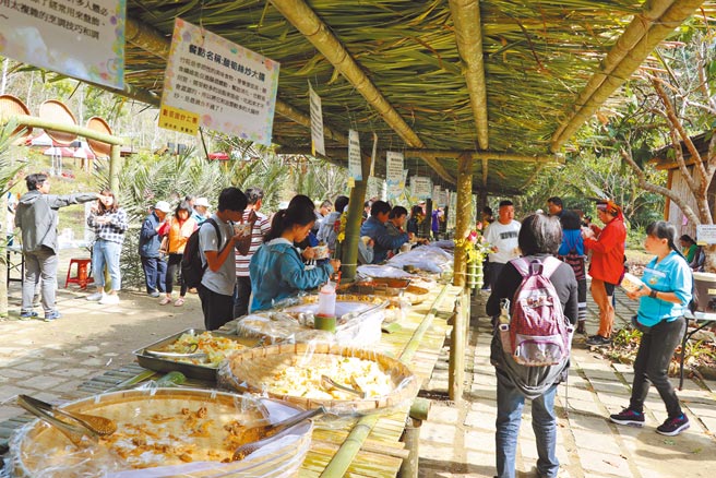 丰山磐石节2021年将迈入第2届，图为民眾品尝在地美食。（许铭显提供／张亦惠嘉县传真）