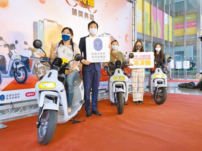 高雄跨百年活动「时时抽」，累计登录发票金额破20亿元，抽奖期限只到31日。（柯宗纬摄）